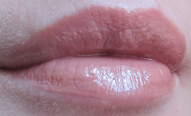 Помада &laquo;Жидкий глянец&raquo; Lingonberry Lip Lacquer (оттенок № 02 Телесный бежевый) от Lumene фото 3